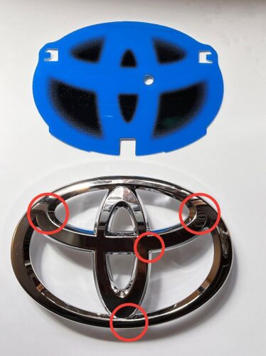 ヤリスクロスエンブレム