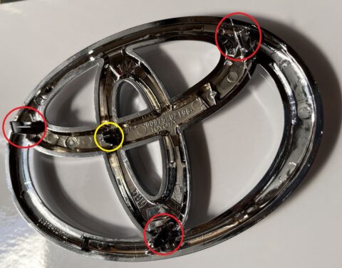 ヤリスクロスエンブレムの裏側